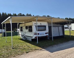 TWINTOP TRIPLE mit mittig stehendem Wohnwagen